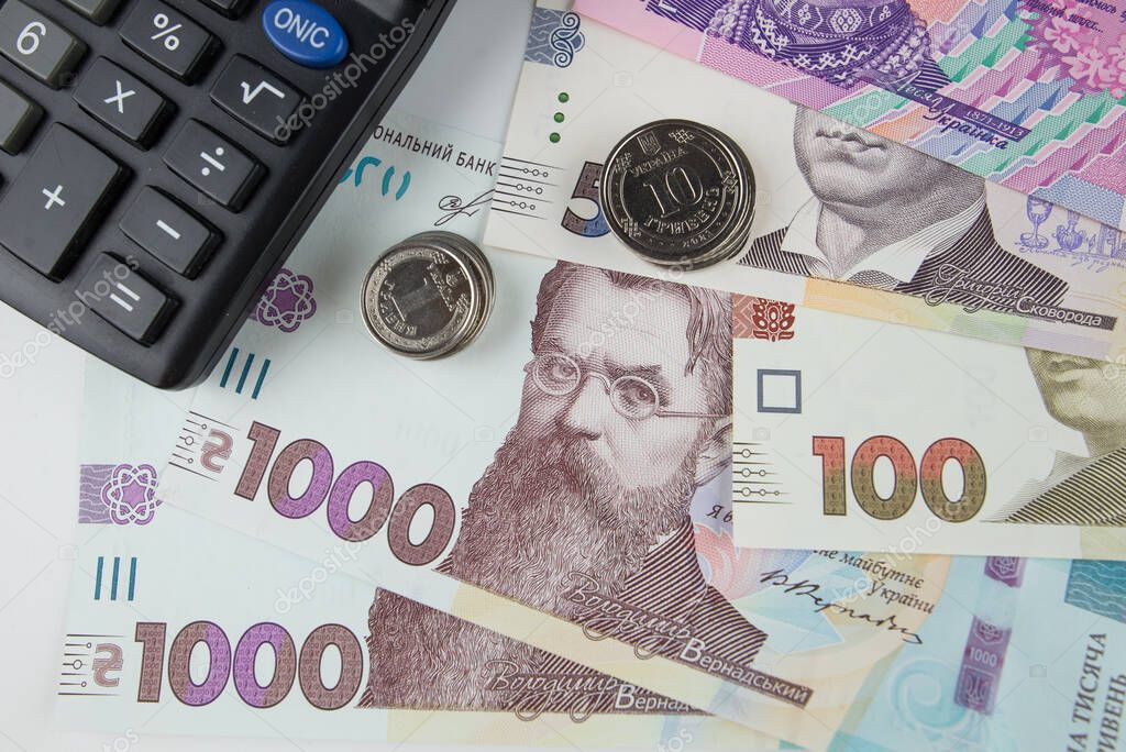 Berater erklärt Förderunterlagen am Tisch